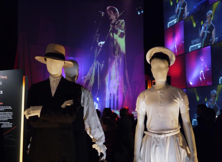 MOTE: Kostymer designet for David Bowie av kjente moteskapere er er sentral del av utstillingen. Foto: JAN OMDAHL