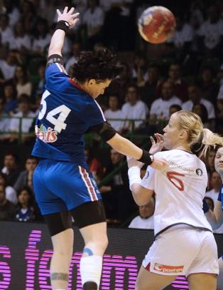 Tre strake seire for h�ndballjentene i Golden League