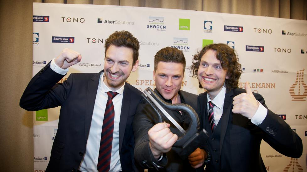 KRANGLEFANTER: Sirkus Eliassen og Bj�rnar Karlsen tok i mot Spellemannpris sammen etter en god del krangling.. Foto: Eirik Helland Urke