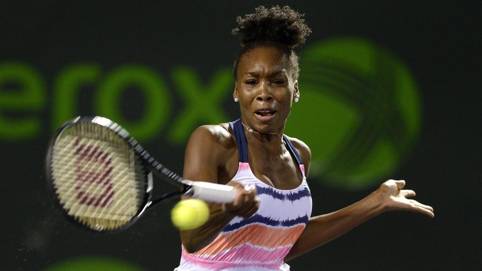 TRAKK SEG: Venus Williams ble tvunget til � trekke seg fra en turnering p� grunn av en vond rygg. Foto: EPA/RHONA WISE/NTB scanpix