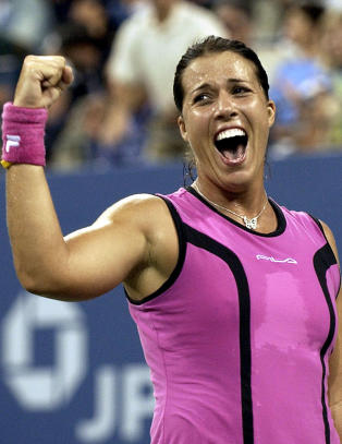 Tennis-ess tiltalt for � ha mishandlet ekskj�resten