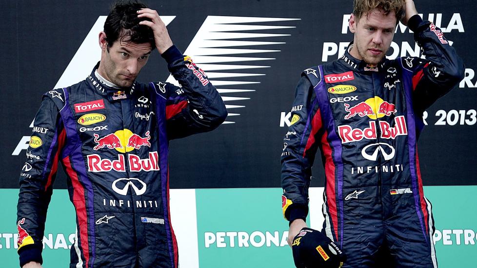 IKKE AKKURAT GLADGUTTER: Mark Webber (t.v) kj�rte forbi lagkamerat Mark Webber (t.h) med ti runder igjen under dagens Malaysia Grand Prix. Det fikk Webber til � tenne p� alle plugger, og ingen av dem s� s�rlig forn�yde ut under premieutdelingen. Foto: EPA/AHMAD YUSNI