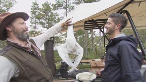 M�ketrussel: Litt av moroa i episodene baserer seg p� at dersom ikke Hoff klarer � skyte hovedretten, m� kokken Rouge Madsen tilberede rariterer som m�ke eller m�r. Pressefoto: TV2