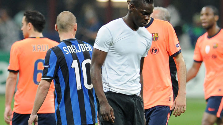 KASTET DRAKTA: Mario Balotelli kastet Inter-drakta i bakken etter en kamp mot Barcelona. Foto: AFP PHOTO / ALBERTO PIZZOLI / NTB scanpix