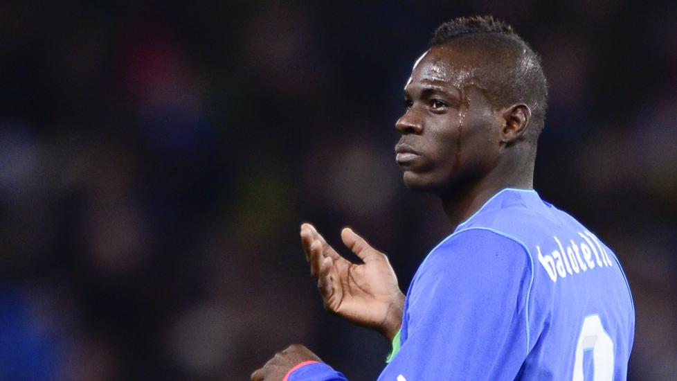 GJORT MANGE SPRELL: Mario Balotelli er ikke som fotballspillere flest. Foto: AFP PHOTO / FABRICE COFFRINI / NTB scanpix