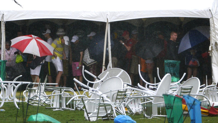 I LY FOR STORMEN: Tilskuere l�p som gale for � finne seg ly for stormen. Foto: AP Photo/Phelan M. Ebenhack/NTB scanpix