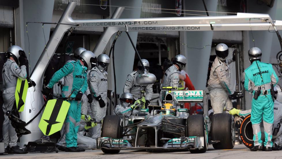 FANT OMSIDER FREM: Mercedes-kj�rer Lewis Hamilton er her inne i riktig depot. Foto: EPA/RAYMOND/NTB scanpix