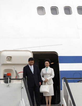 - Skoene hennes er klassiske, og hvem designet veska hennes?