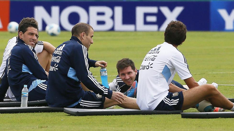 �NSKER REVANSJE: Lionel Messi (liggende) og lagkameratene p� det argentinske landslaget forbereder seg til en t�ff VM-kvalikkamp borte mot Bolivia i morgen. Sist lagene m�ttes i La Paz, s� tapte Argentina 1-6. Foto: Javier Garcia Martino / EPA / NTB Scanpix
