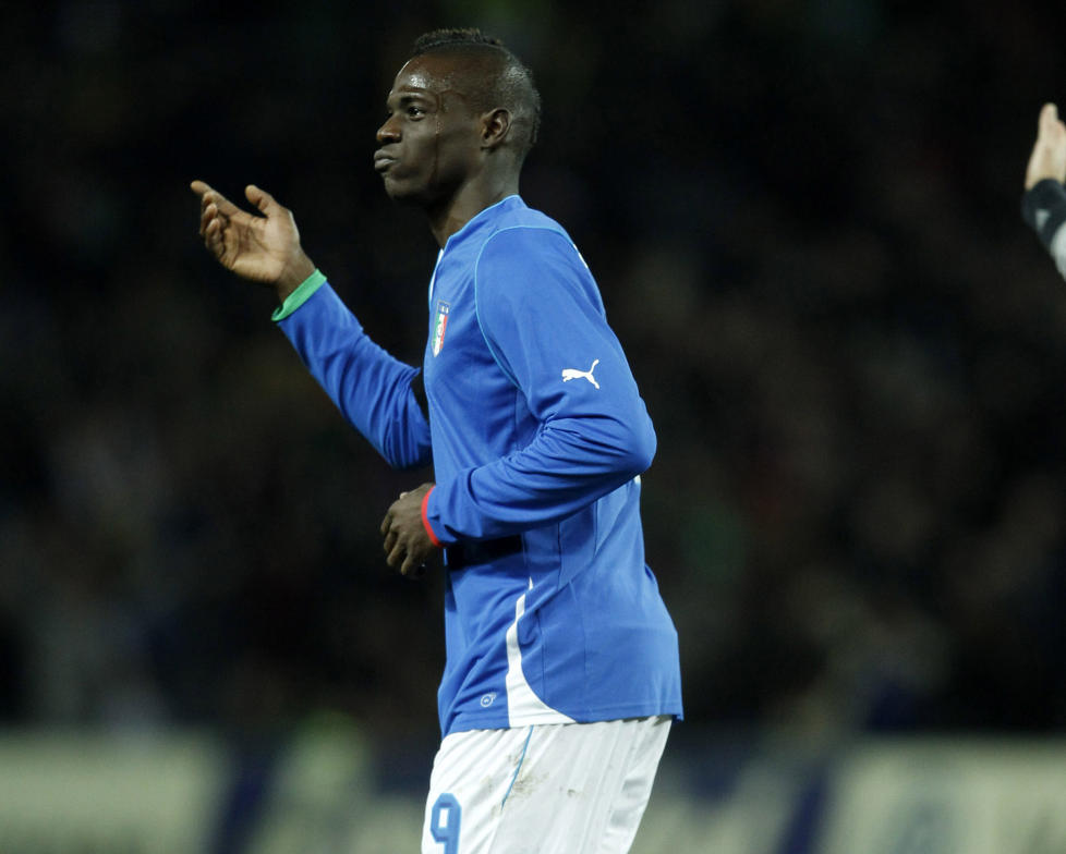 GJ�R IKKE NOK: Mario Balotelli mener at det ikke blir gjort framskritt i kampen mot rasisme. Foto: REUTERS/Denis Balibouse/NTB scanpix