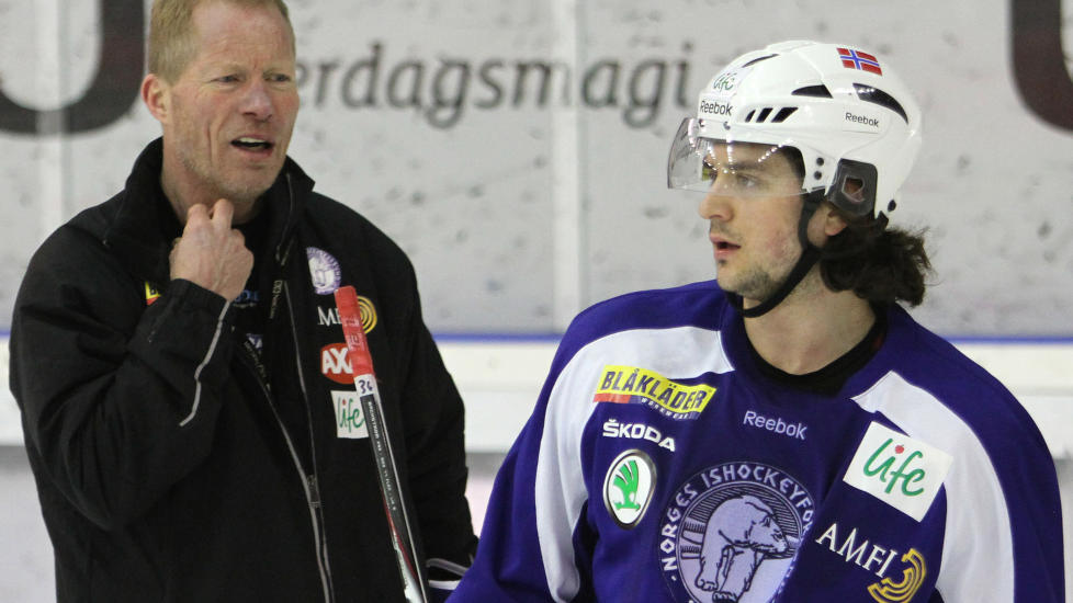 JA TIL NHL - NEI TIL NORGE: Landslagssjef Roy Johansen (t.v) m� klare seg uten landslagsstjernen Mats Zuccarello Aasen, etter at Zucca n� har f�tt et konkret tilbud om retur til NHL og New York Rangers. Foto: Roy Wahlstr�m