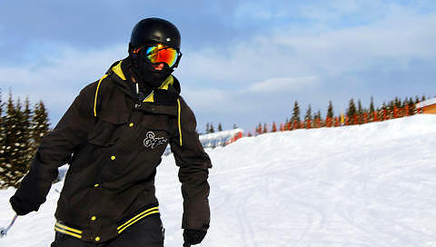 BRUK HODET: N� er det kult � bruke hjelm i bakken. Foto: KIRSTEN MARGRETE BUZZI