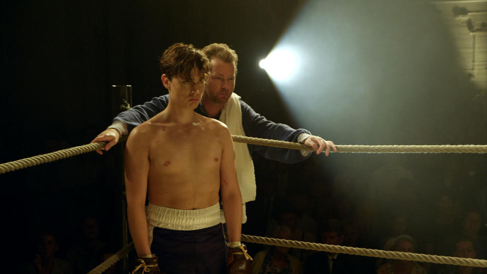 F�RST KRITIKKEN? �Dere lurer stadig p� n�r vi skal f� en norsk �The Wire� eller �Sopranos�. Det kan hende et viktig skritt p� veien er at vi f�rst f�r et norsk Vulture�, skriver kronikkforfatteren, som blant annet har jobbet med �Hotel C�sar�, �Asbj�rn Brekke-show� og �Kongsvik Videreg�ende�. �Halvbroren� fikk mye oppmerksomhet tidligere i �r. Frank Kjos�s spiller Fred og Fridtjov S�heim er boksetrener. Foto: NRK