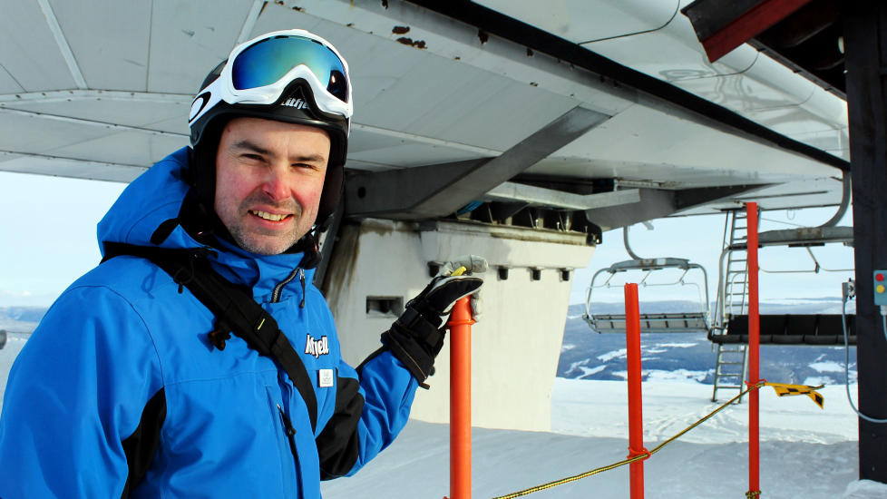  BRUK HJELM:   N� er det blitt ukult � ikke bruke hjelm. De er varme, behagelige og ser bra ut, sier Eskil Solberg i Kvitfjell Alpinanlegg. Foto: KIRSTEN MARGRETHE BUZZI