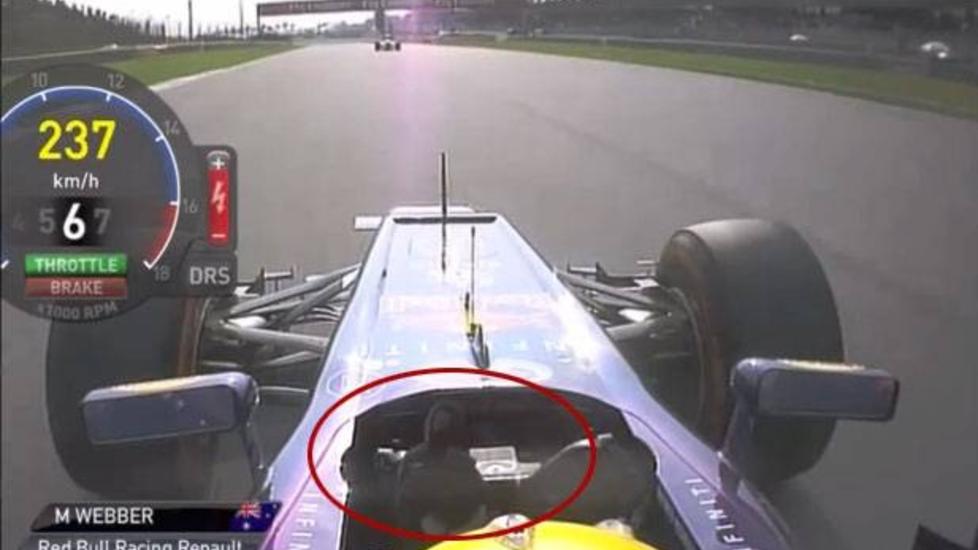 VISTE FINGEREN: Red Bulls Mark Webber viste fingeren til stallkameraten Sebastian Vettel etter at han ble forbikj�rt under g�rsdagens VM-runde i formel 1 i Malaysia. Vettel br�t stallordre ved � passere Webber, og Webber gir klar beskjed om hva han syntes om det. Foto: VIASAT