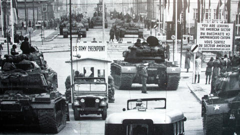 STILLINGSKRIG: Slik s� det ut p� Checkpoint Charlie 27. oktober 1961: Amerikanske (n�rmest) og sovjetiske stridsvogner sto oppmarsjert mot hverandre, i en krise utl�st av en amerikansk ambassad�r som hadde v�rt p� operabes�k.