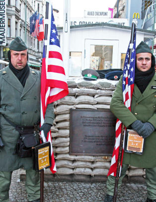 Her er alt falskt, ogs� de to r�slige �amerikanske� MP-gutta