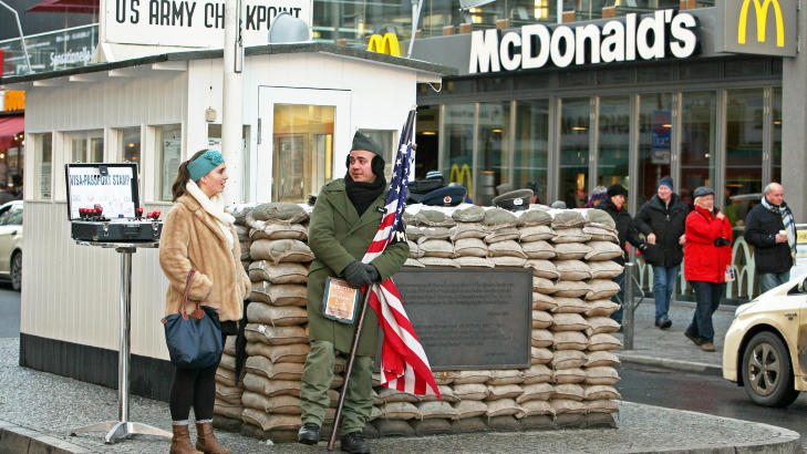 GJETT: Dette bildet av dagens Checkpoint Charlie i Berlin inneholder for det meste etterlikninger. Men �n ting er ekte. Foto: EIVIND PEDERSEN