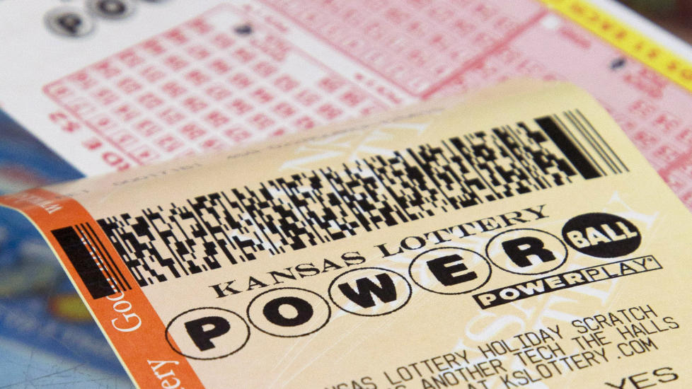 TO MILLIARDER: Det er var en kupong som hadde alle de riktige tallene p� plass. Foto: ORLIN WAGNER/AP