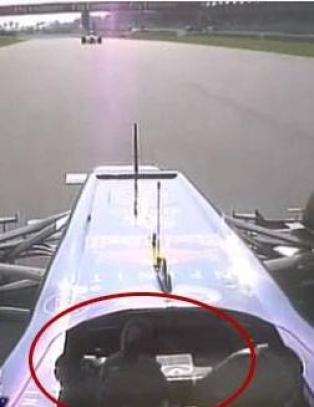 Her viser Webber fingeren til Vettel - i 237 km/t..!