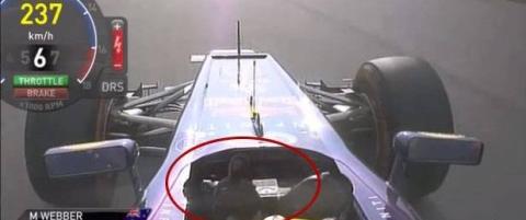 Her viser Webber fingeren til Vettel - i 237 km/t..!
