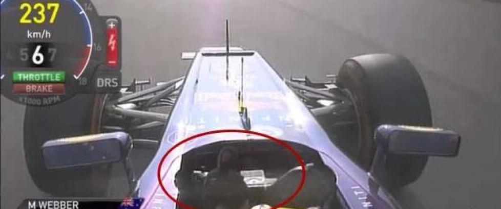Her viser Webber fingeren til Vettel - i 237 km/t..!