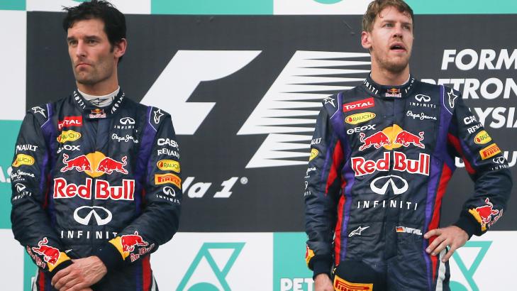 UVENNER: Sebastian Vettel (t.h) p� seierspallen etter � ha vunnet VM-runden i formel 1 i Malaysia. Lagkameraten i Red Bull, Mark Webber, kom p� andreplass. De ser ikke s� forn�yd ut, noen av dem. Foto:  Diego Azubel / EPA / NTB Scanpix