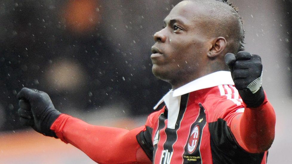 GOD START I MILAN: Mario Balotelli st�r bokf�rt med sju scoringer p� seks kamper etter overgangen fra Manchester City. Foto: EPA/DANIEL DAL ZENNARO/NTB scanpix