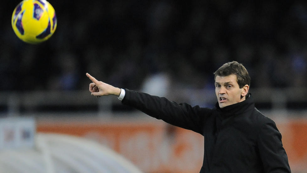 TILBAKE: Barcelona-trener Tito Vilanova har v�rt lenge borte grunnet en kreftsykdom. N� er han p� vei tilbake til katalanerne. Her fra La Liga-kampen mot Real Sociedad i januar. Foto: AP Photo/Alvaro Barrientos