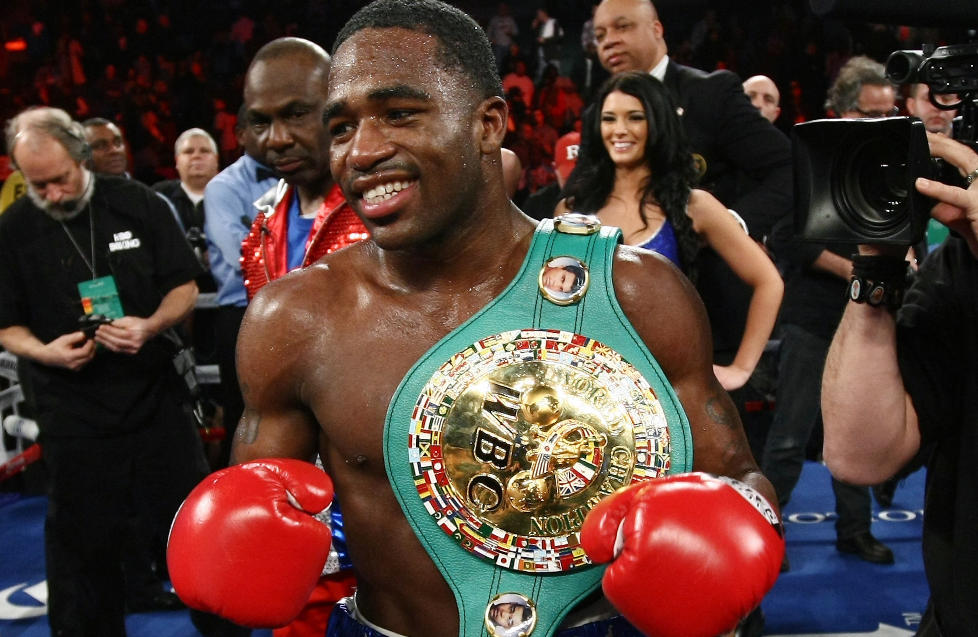 KONTROVERSIELL BOKSER: Adrien Broner har v�rt involvert i flere kontroversielle episoder den seneste tiden. Her feirer han VM-tittelen i fj�rvekt. Foto: AP Photo/Tim Larsen/NTB scanpix
