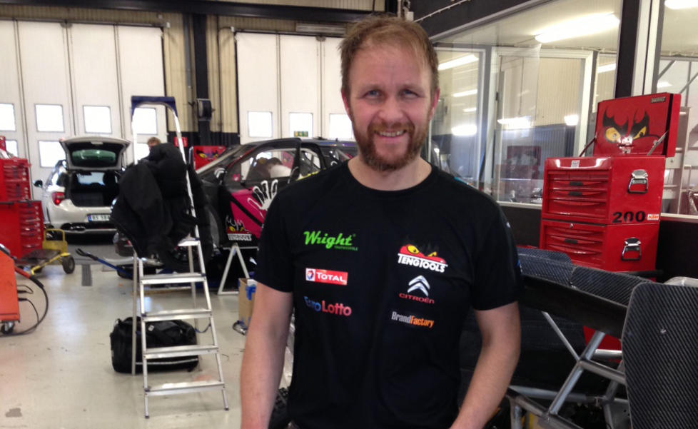 SKJEGGETE: Petter Solberg og hans mannskap har bodd i garasjen i to uker for � f� Petters rallycrossbil klar til EM-sesongen, og Petter skal ikke barbere seg f�r bilen er klar. Foto: Privat