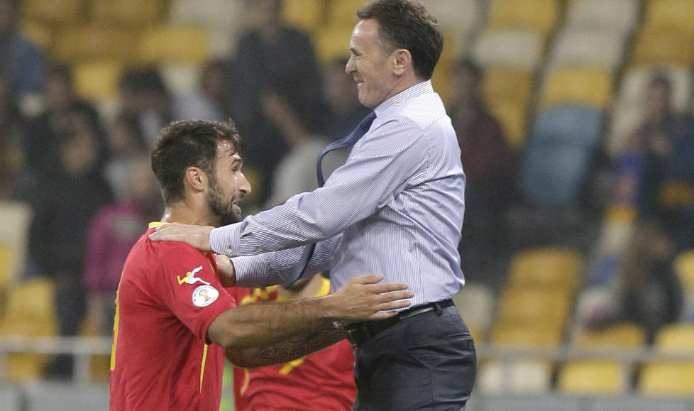 SELVSIKRE: Trener Branko Brnovic (t.h.) og Mirko Vucinic f�r England p� bes�k i morgen. Foto: Efrem Lukatsky, AP / NTB Scanpix