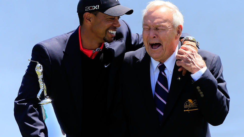 TILBAKE: Tiger Woods morer seg med golflegenden Arnold Palmer etter � ha vunnet Arnold Palmer Invitational i Florida og gjeninntatt f�rsteplassen p� verdensrankingen for f�rste gang siden 2010. Foto: SAM GREENWOOD / GETTY IMAGES / AFP / NTB SCANPIX