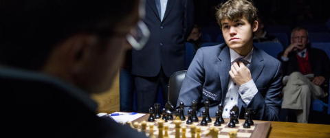 Hevder Magnus Carlsen er utsatt for et komplott