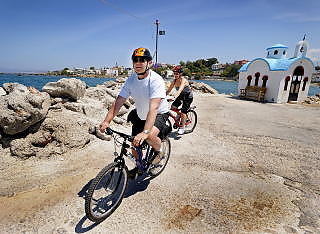  FOR PENSJONISTER:  Alle som ikke har skolebarn, b�r reise til Syden utenom skoleferien. Her er et par p� sykkeltur langs Chaniakysten p� Kreta. Foto. JOHN TERJE PEDERSEN