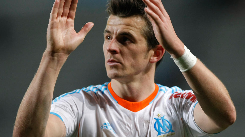 RAPPKJEFTET: Joey Barton har ikke for vane � g� stille i gangen. N� er det Neymar som f�r gjennomg�. Foto: Claude Paris / Ap