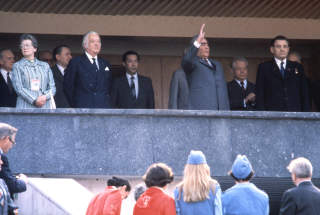 BRESJNEVS HILSEN: Bare sl�tt av arrang�rlandet, ble kommuniststaten DDR landet som h�stet flest gull under OL i Moskva. Her fra �pningsseremonien p� Lenin stadion. Sovjetunionens leder, Leonid Bresjnev vinker, t.v. for ham lady og Lord Killanin, Ignati Novikov t.h.  Foto: EPU / SCANPIX