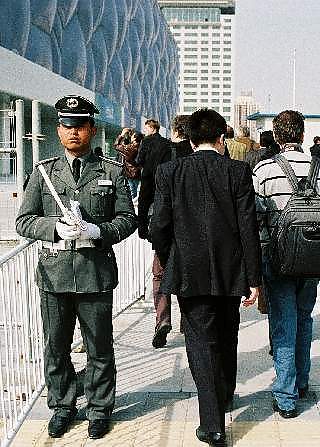 GODT BEVOKTET: Kinesiske myndigheter har innkalt ekstra soldater, samt politi fra hele nasjonen i forbindelse med sommer-OL i Beijing.  Foto: SCANPIX