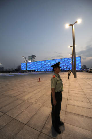 STORT SIKKERHETSOPPBUD: Oppkj�ringen til sommerens OL i Beijing har allerede vist at lekene er terrorutsatt. Kinesiske myndigheter opplyser at over 100.000 soldater vil v�re til stede i Beijing for � passe p� lekene. Foto: SCANPIX