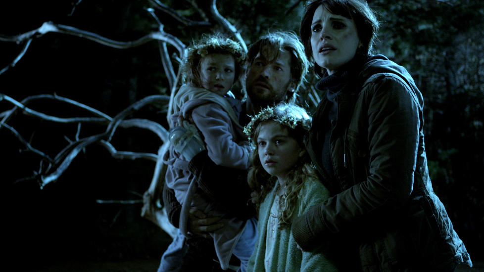 HYL OG SKRIK: Annabel (Jessica Chastain) og Lucas (Nicolaj Coster-Waldau) m� forsvare familien sin mot mer enn de hadde regnet med i �Mama�.