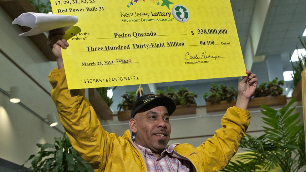 LOTTOMILLIARD�R: Pedro Quezada holder opp sjekken p� 338 millioner dollar, som er nesten to milliarder norske kroner. Foto: REUTERS / Eduardo Munoz