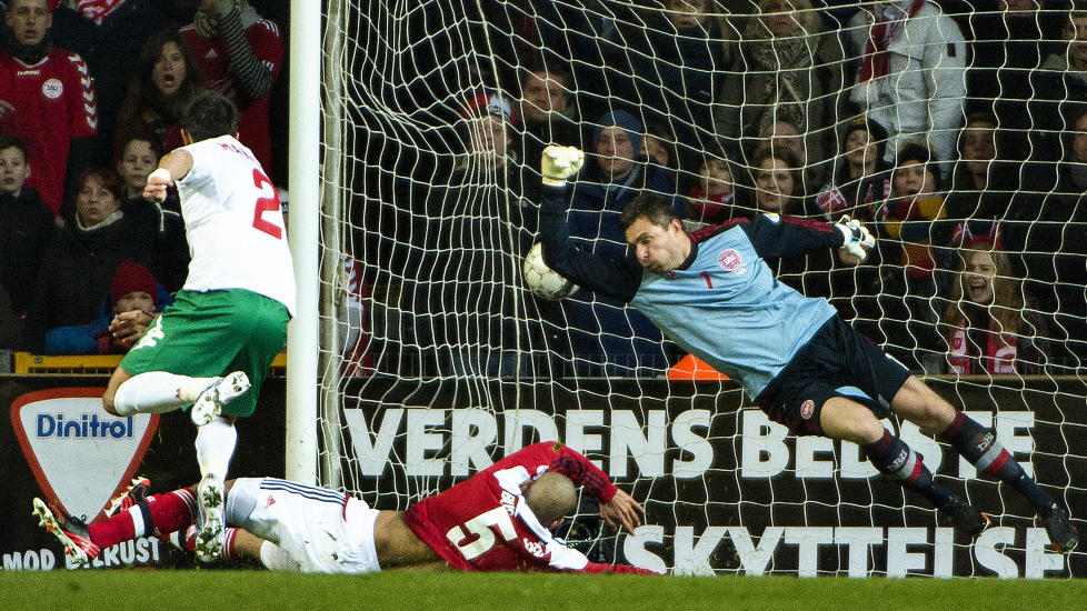 KALDDUSJ: Bulgarias Stanislav Manolev scorer det bulgarske lederm�let tidlig i andre omgang. Foto: LARS KRABBE, AP / NTB SCANPIX