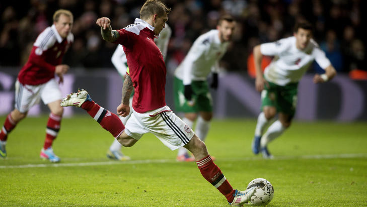 REDDET POENG: Daniel Agger scorer p� straffespark. Foto: THOMAS BORBERG, AP / NTB SCANPIX