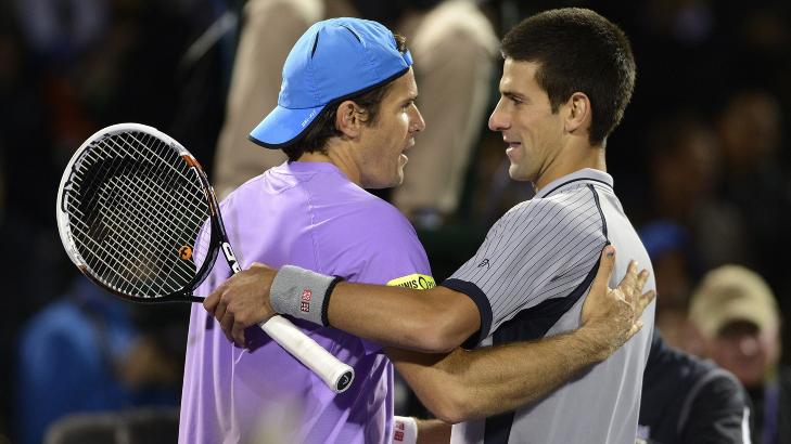 GRATTIS: Tyske Tommy Haas f�r gratulasjon fra Djokovic etter at han slo verdenseneren. Foto: Rhona Wise / EPA / NTB Scanpix