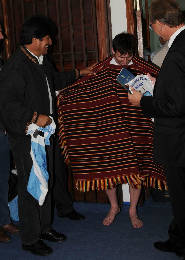 � S� FIIIIIN: Evo Morales og Lionel Messi henter begge fram smilet n�r Messi pr�ver ponchoen han fikk i gave av Bolivias president. Foto: EPA / NTB Scanpix