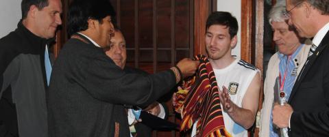 Messi fikk en poncho av Bolivias president etter VM-kvalikkampen