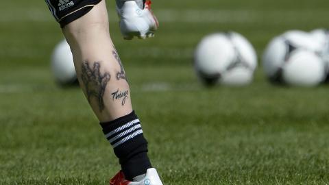 HANDS OF THIAGO: Messi tatovering av s�nnen Thiagos hender pryder baksiden av leggen p� venstrebeinet. Foto: Juan Mabromata / AFP / NTB Scanpix