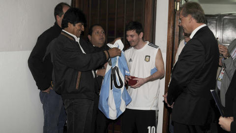 FIKK MESSIS TR�YE: Bolivias president Evo Morales f�r en fotballdrakt av Lionel Messi etter kampen i natt. Det satte Morales tilsynelatende stor pris p�. Foto: Gonzalo Jallasi / Reuters / NTB Scanpix
