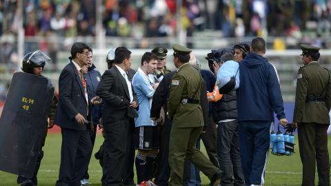 BLE INTERVJUET - P� BANEN: Lionel Messi kom seg ikke engang av banen f�r reportere flokket seg rundt han. Foto: Juan Mabromata / AFP / NTB Scanpix