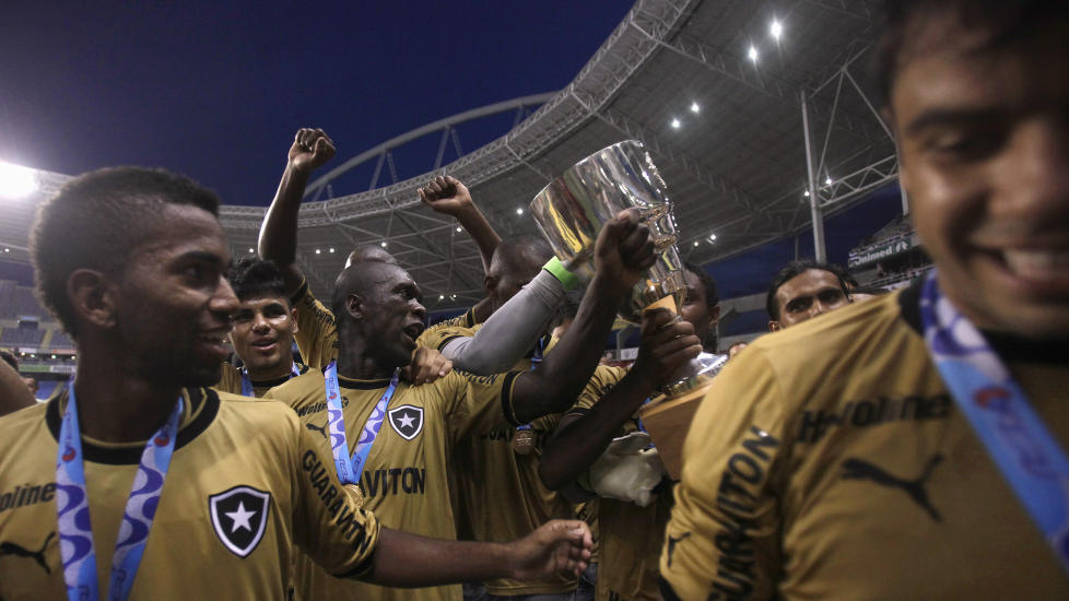 FARLIG STADION: Fotballaget Botafogo spiller sine hjemmekamper p� Olympiastadion i Rio. N� m� de inntil videre spille et annet sted. Stadionet - som skal brukes under sommer-OL i 2014 - er nemlig stengt p� ubesemt tid p� grunn av problemer med taket. Foto: Ricardo Moraes / Reuters / NTB Scanpix